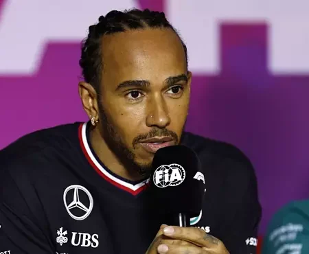 Lewis Hamilton paljasti huiman salailu­operaation – edes vanhemmat eivät tienneet shokkipäätöksestä