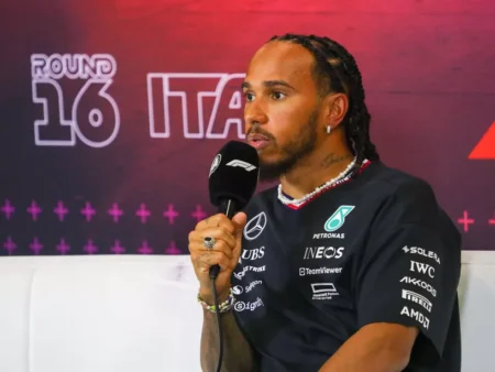 Lewis Hamilton suunnittelee jättikauppaa MotoGP-tallin kanssa